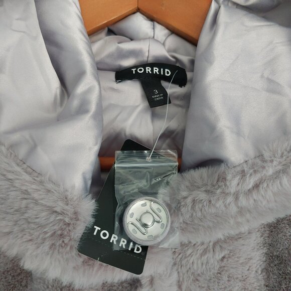 TORRID Faux Fur Hooded Coat Size 3X Light Gray NEW Satin Lined Pockets Glam Chic - Picture 7 of 11